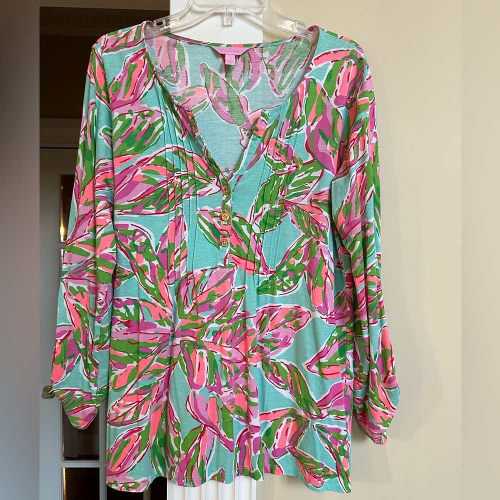 Lilly tunic with green/pink patten on light blue background